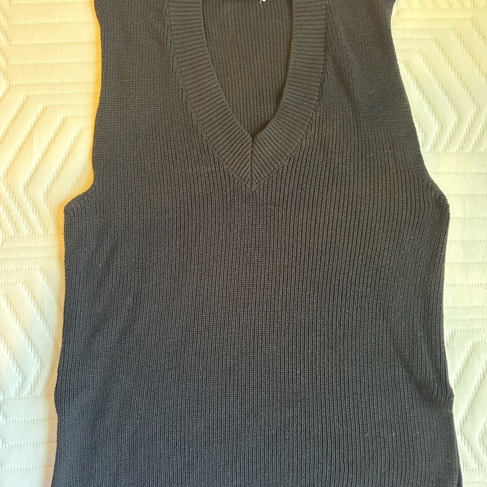 Spicy Small Double Zero l Black Ribbed Minimalist Core Knit Top